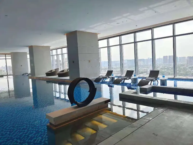A Blueway úszómedence hőszivattyúja és légkondicionáló rendszere egész évben biztosítja a kényelmet a Chengdu Bay Hotel Sky Infinity medencéjében